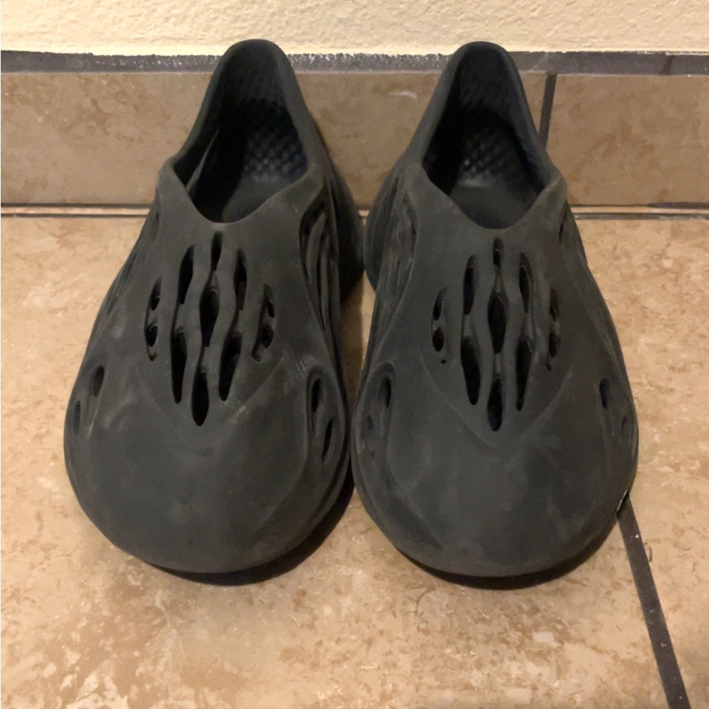 BLACK YZY FOAM RNRS SZ 10‼️‼️